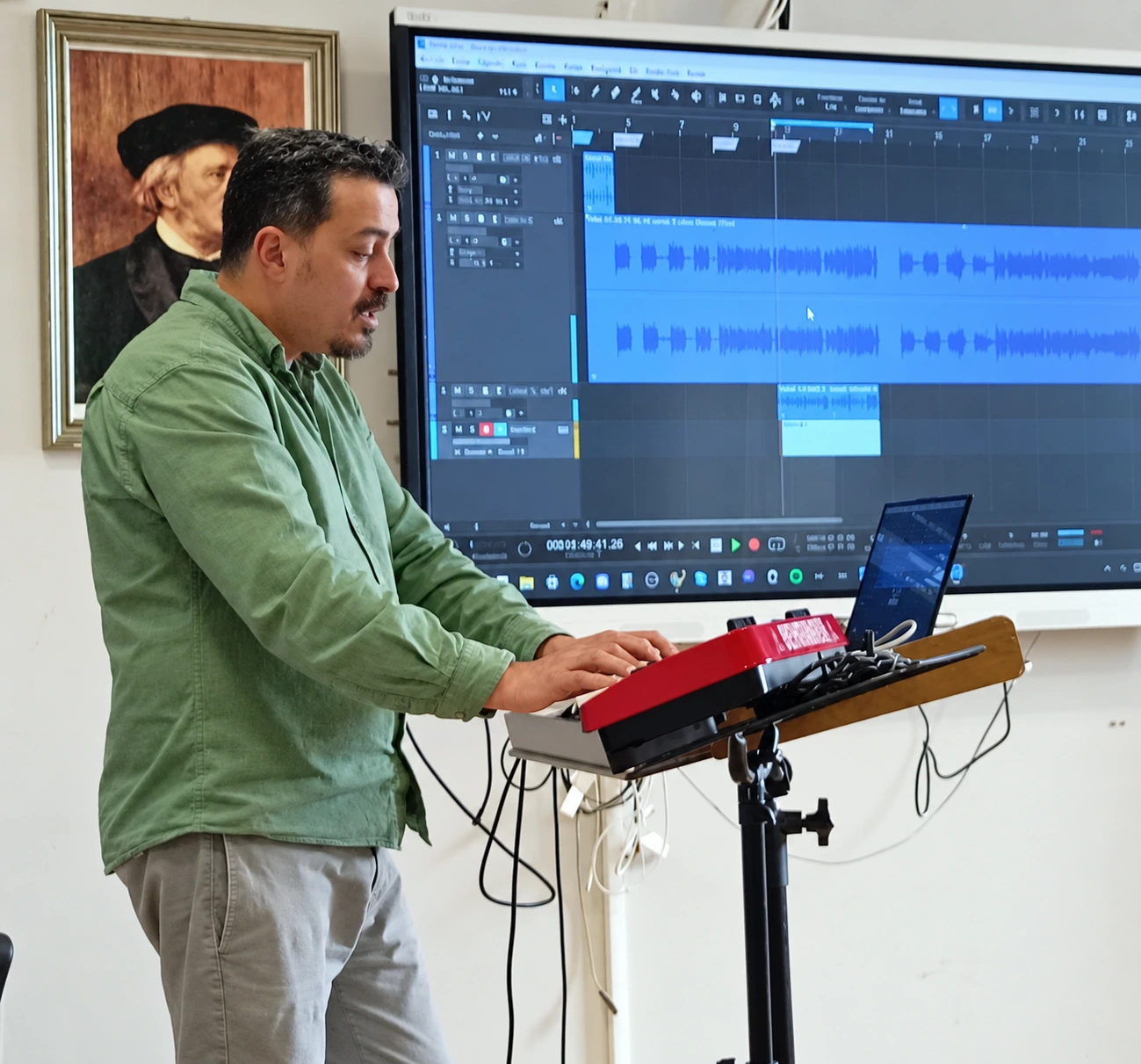 Alberto al teclado durante un taller de producción musical