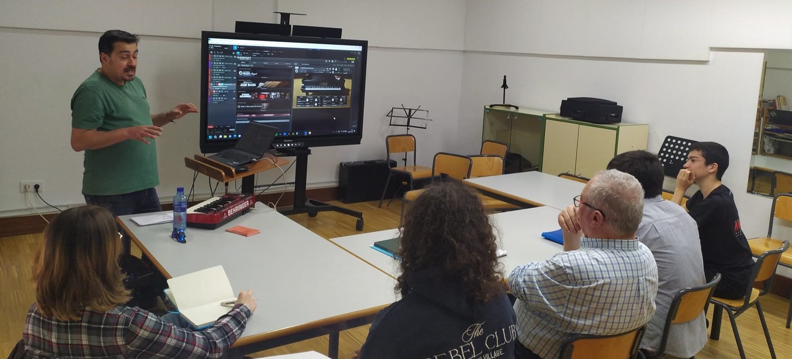Taller de Music Lab 360 con asistentes en un aula