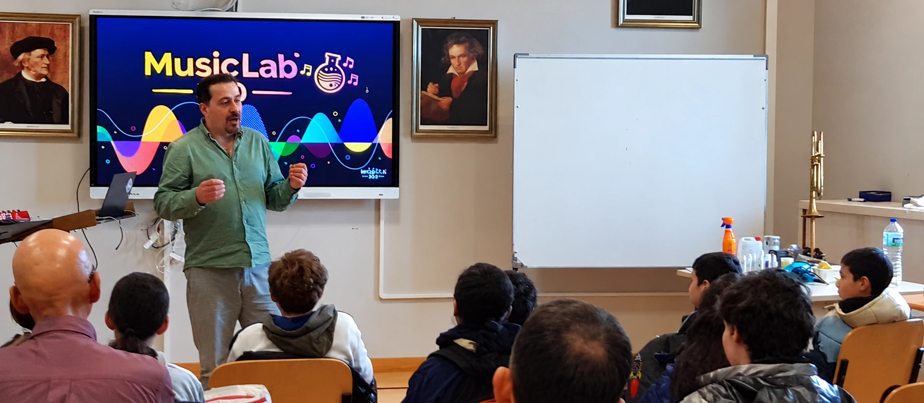 Presentación de Music Lab 360 durante un taller presencial